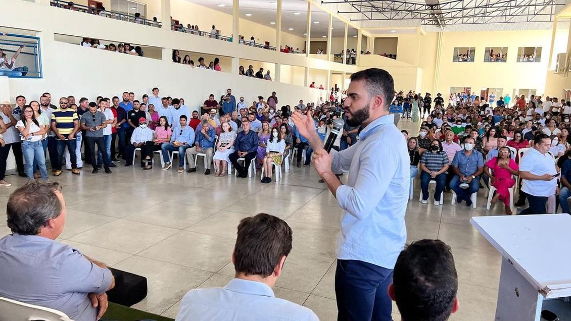 Léo Barbosa discursa em inauguração de escola em Pedro Afonso 