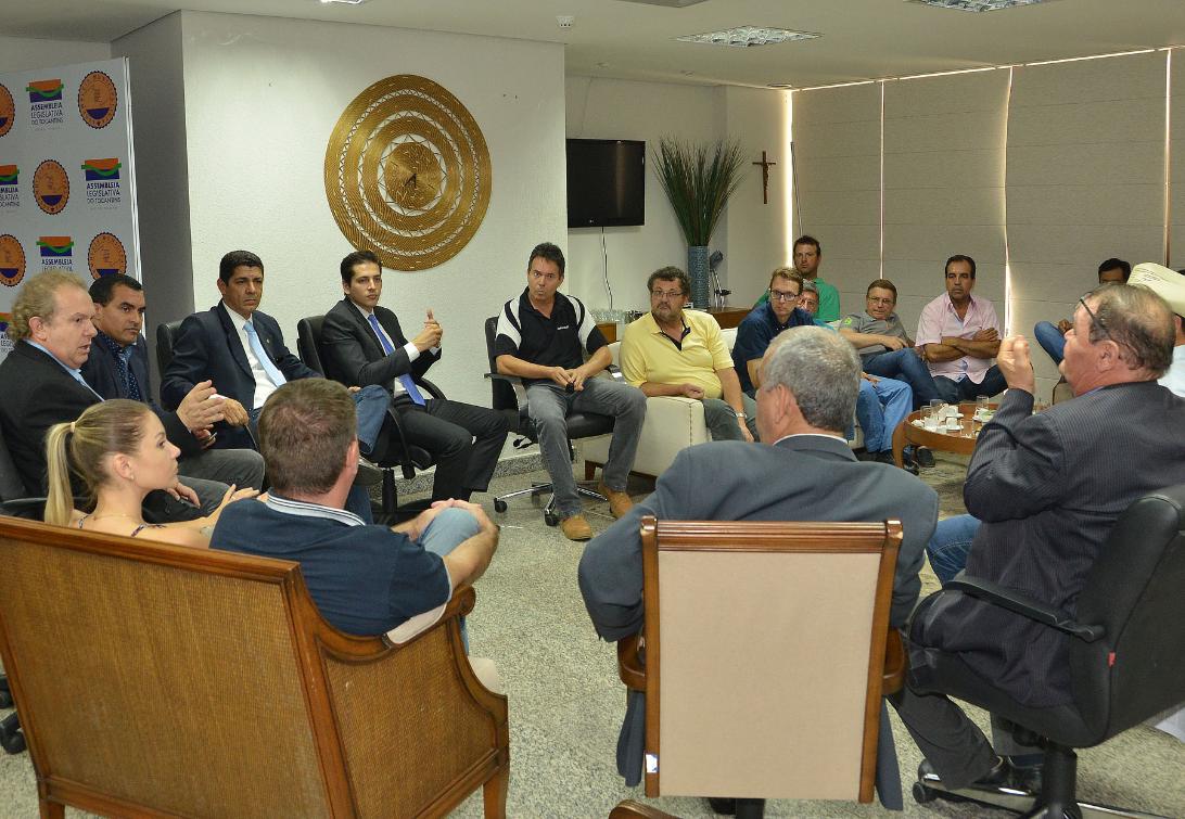 Deputados e produtores conversam na sala da Presidência: insegurança jurídica é principal queixa.