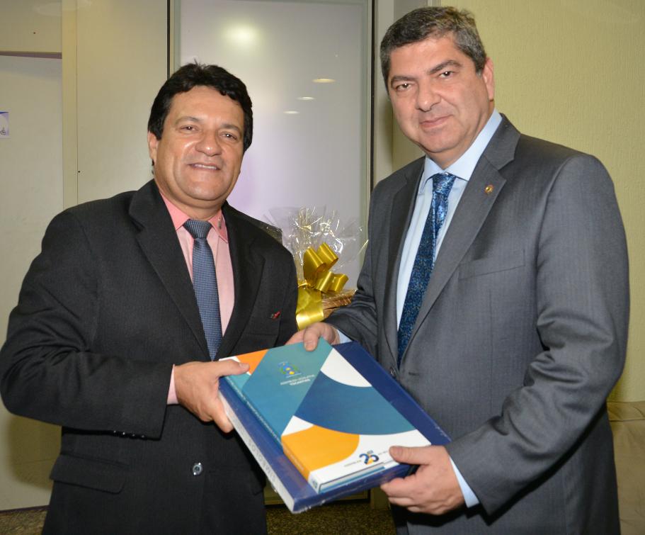 Presidente da AL do Mato Grosso recebe histórico da AL Tocantins