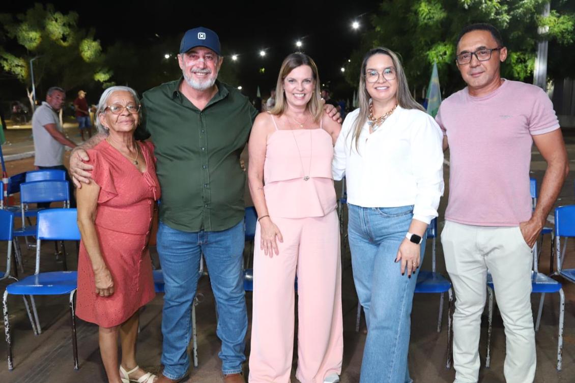 Claudia Lelis e prefeito de Aliança durante desfile cívico Claudia Lelis e prefeito de Aliança durante desfile cívico