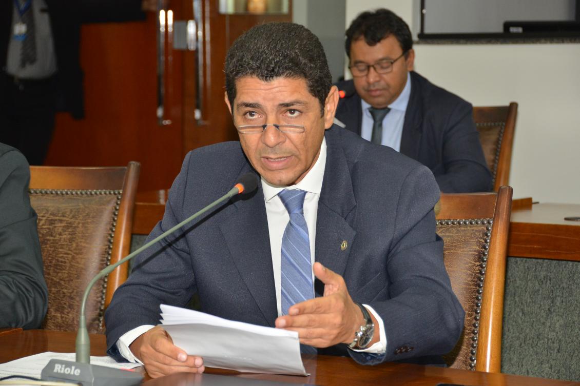 Deputado Valdemar Júnior durante a sessão na Assembleia Legislativa