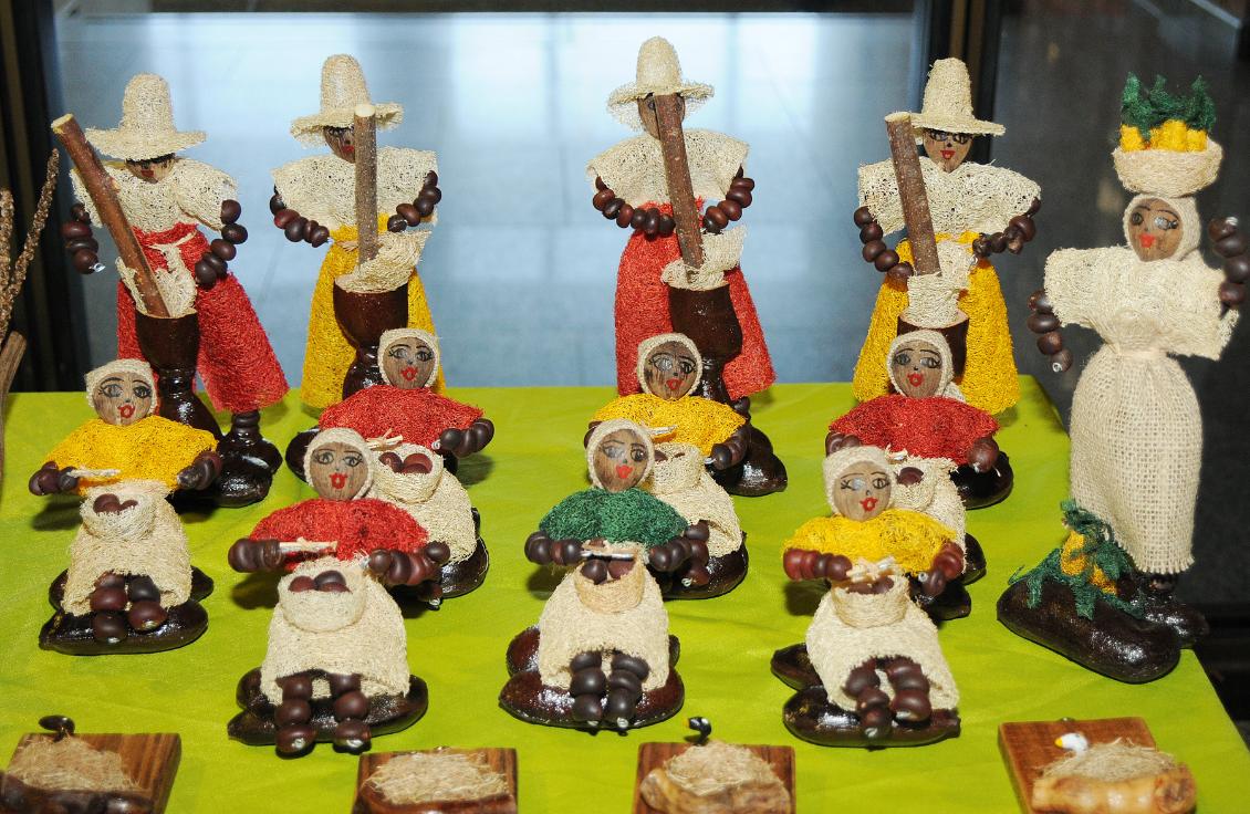 Artesanato pode ser apreciado no hall da Casa Artesanato pode ser apreciado no hall da Casa