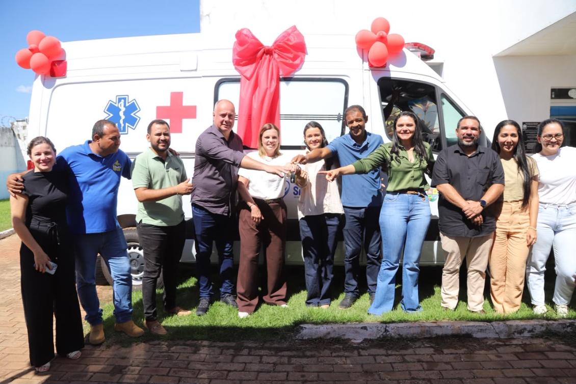 Deputada entrega ambulância em Divinópolis 