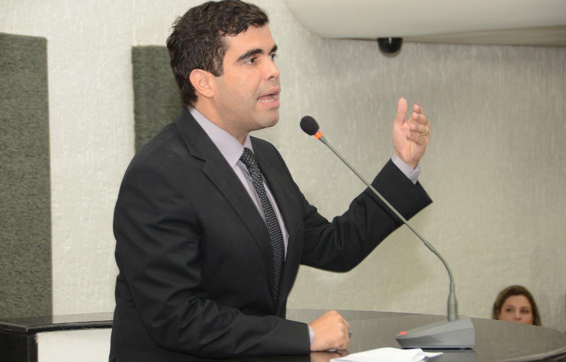 Deputado Ricardo Ayres quer igualdades entre academais e professores