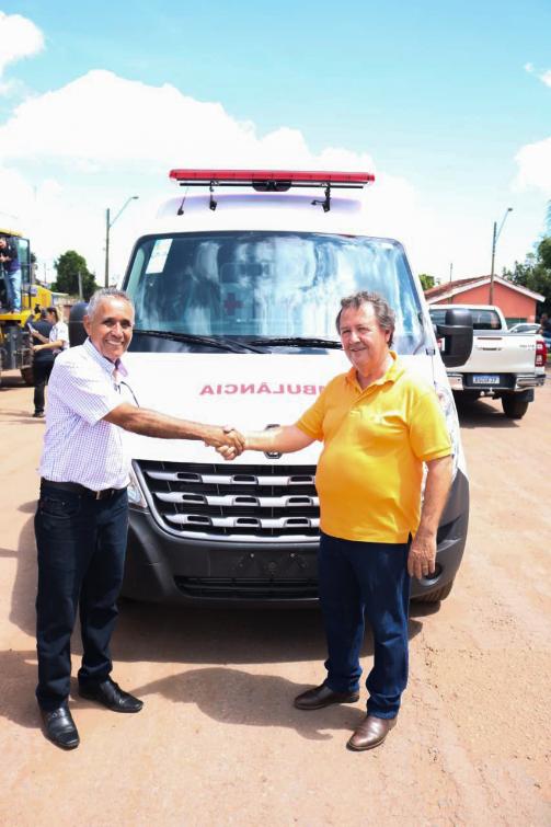 Prefeito Joctã e Vilmar celebram a chegada do veículo ao município Prefeito Joctã e Vilmar celebram a chegada do veículo ao município