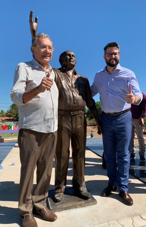 Deputado Mantoan e prefeito Dr.Valdemir posam ao lado do busto de bronze de Siqueira Campos