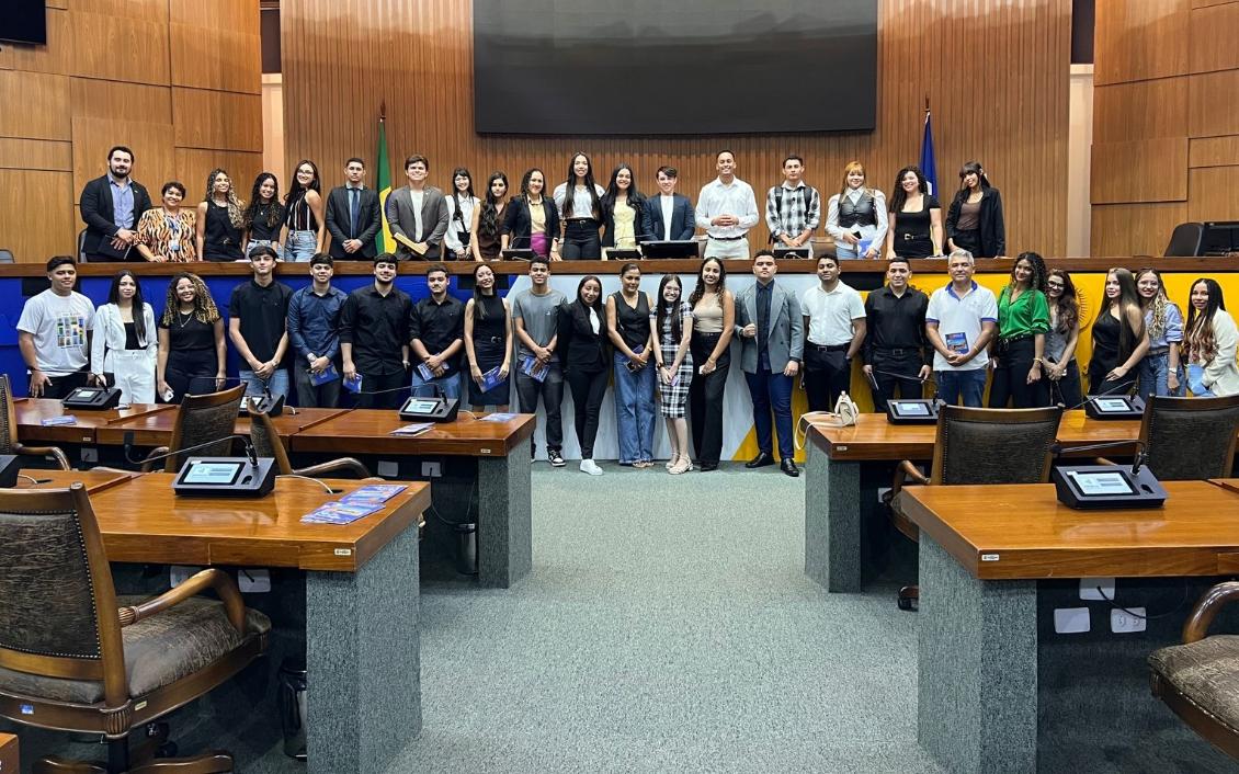 Alunos do Unitop durante visita guiada à Aleto 