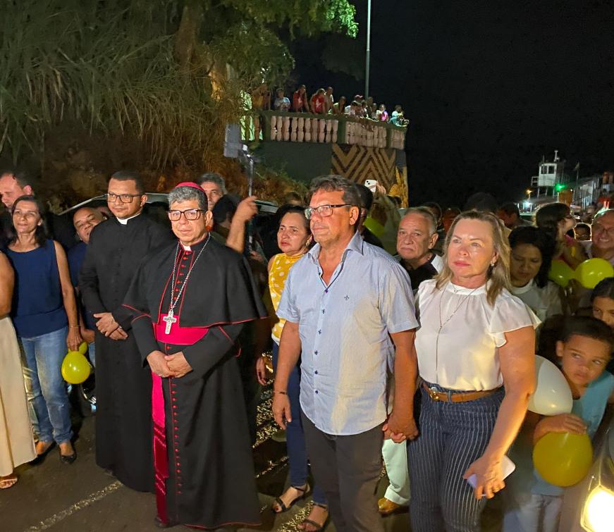Uma multidão se reuniu para acolher o novo pastor, demonstrando o carinho e a fé da comunidade