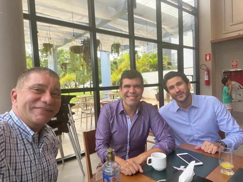 Amastha, Ayres e Andrino durante reunião na manhã desta sexta Amastha, Ayres e Andrino durante reunião na manhã desta sexta