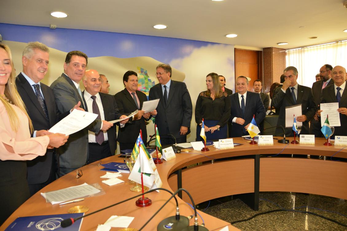 Presidente Osires Damaso recebe documento elaborado pelos governadores do Brasil Central