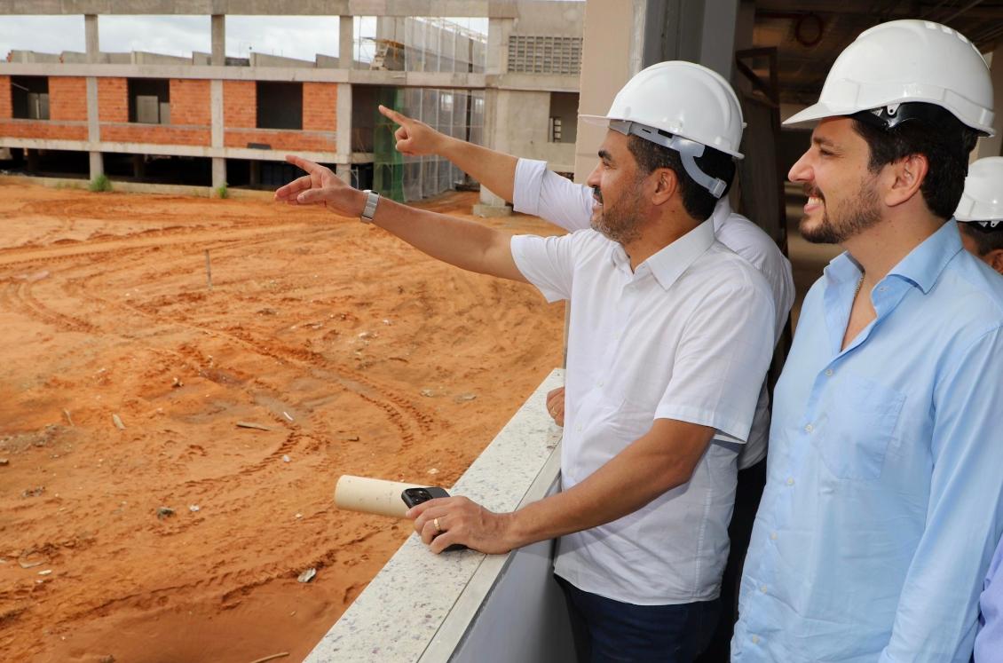 O deputado Olyntho Neto acompanhou o governador Wanderlei Barbosa na vistoria das obras do HGA