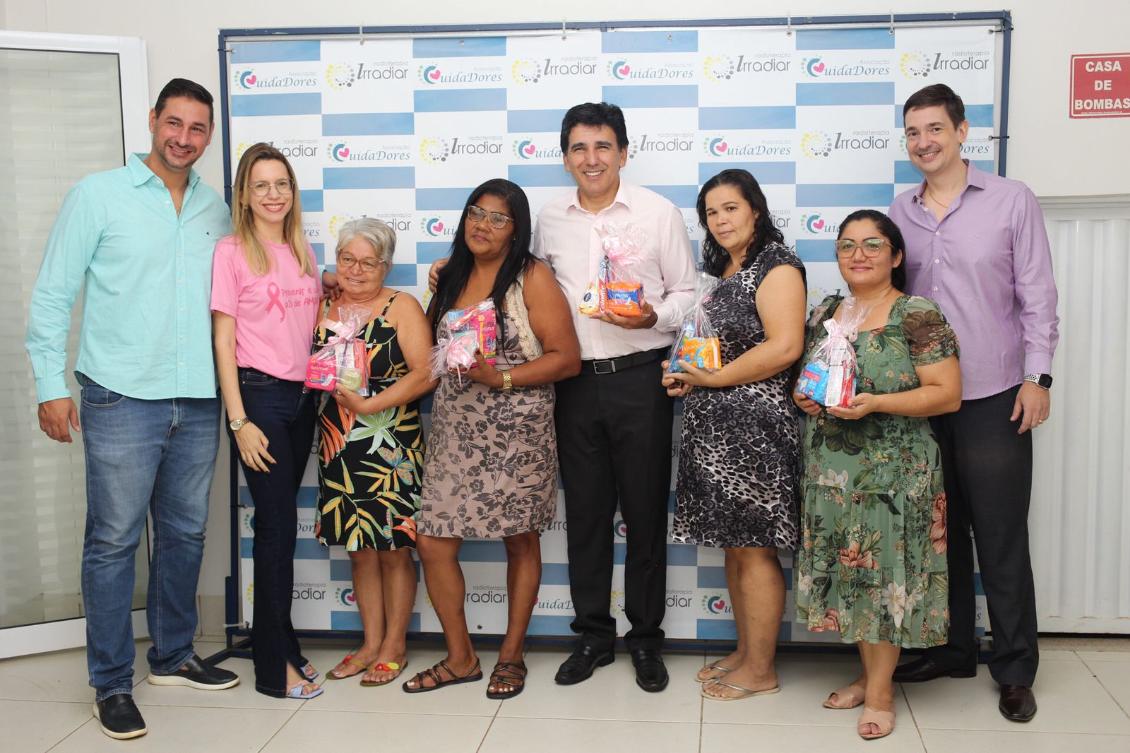 Professor Júnior Geo com pacientes e representantes da Associação CuidaDores