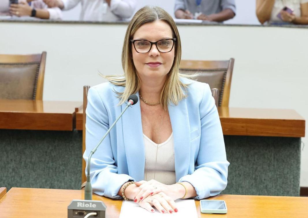 Claudia Lelis comemora alteração na Lei do servidor público para proteção as mulheres Claudia Lelis comemora alteração na Lei do servidor público para proteção as mulheres