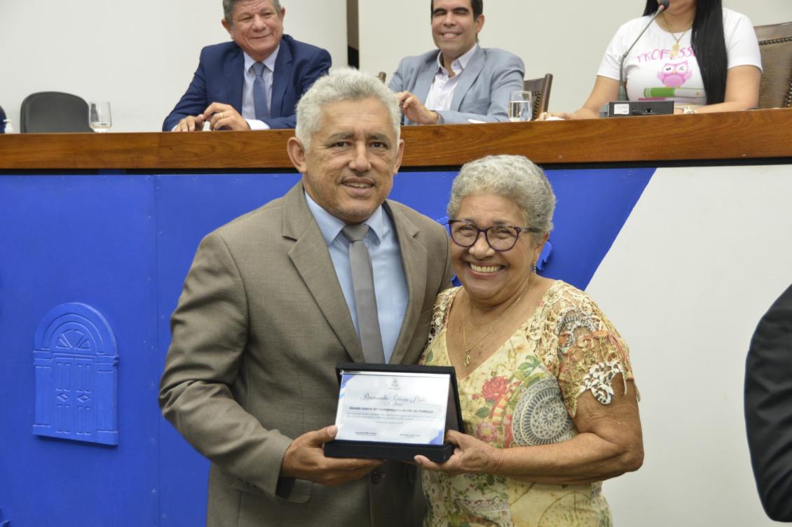 A homenagem aconteceu durante sessão solene ocorrida na Casa de Leis nesta quarta-feira (19).