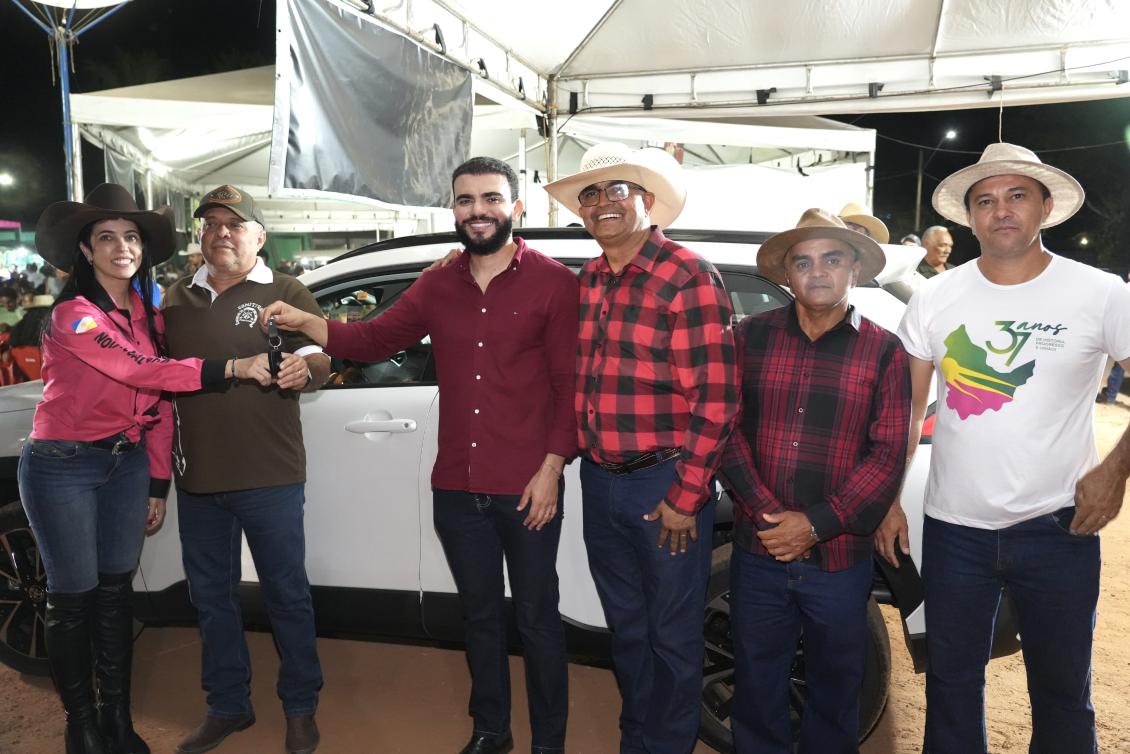 Léo Barbosa (Republicanos) durante entrega de veículo para a Câmara de Nova Rosalândia Léo Barbosa (Republicanos) durante entrega de veículo para a Câmara de Nova Rosalândia