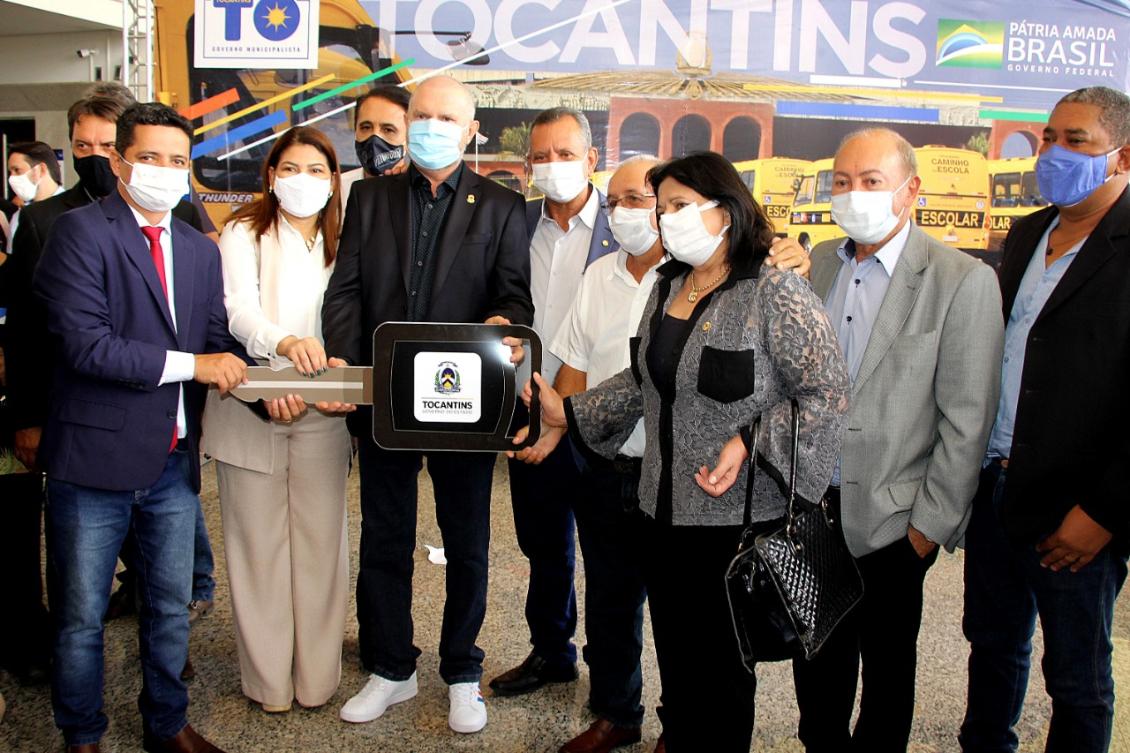 Governador faz entrega simbólica de chave de 27 ônibus escolares Governador faz entrega simbólica de chave de 27 ônibus escolares