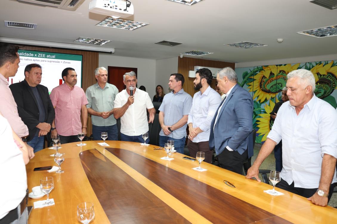 Reunião entre setor produtivo, deputados e membros do governo ocorreu nesta segunda, 18.