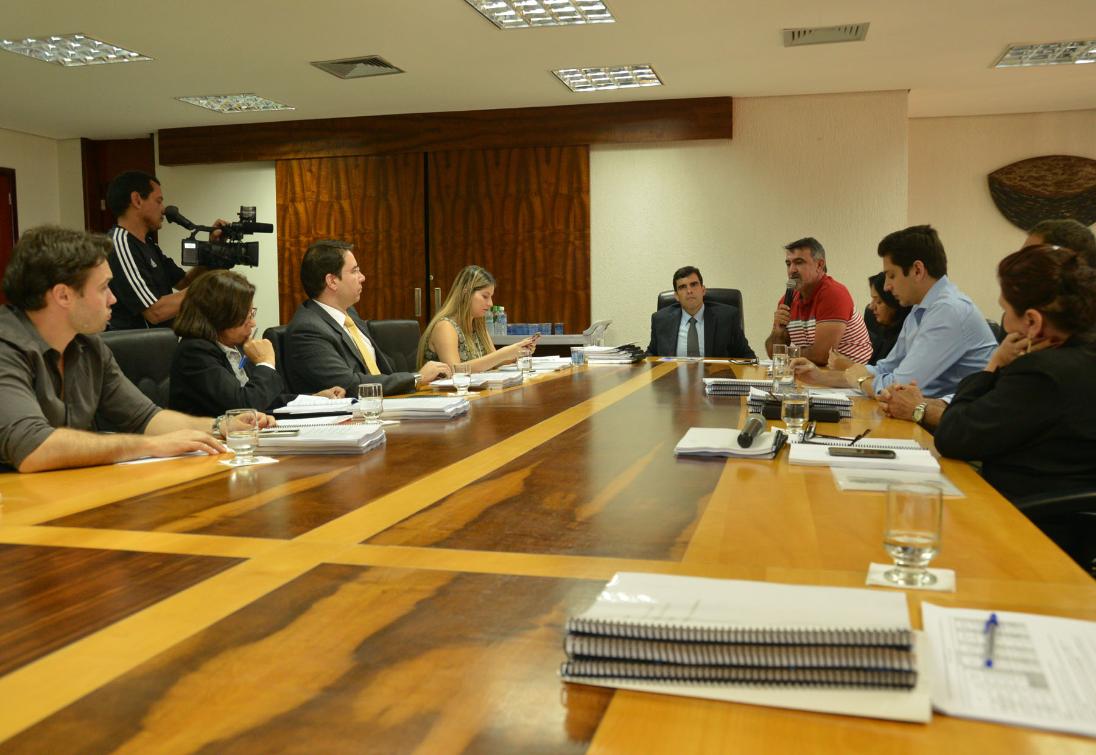 Ricardo Ayres comanda reunião visando equilibrar contas do Estado