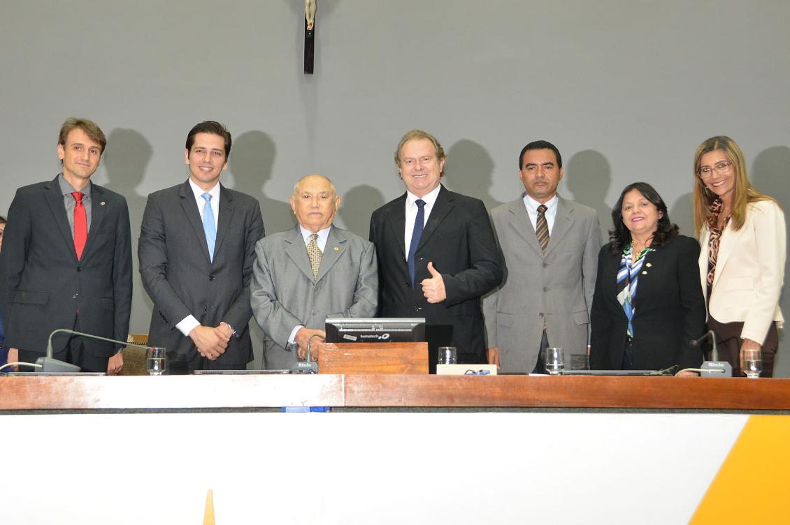 Deputados posam para foto ao lado do reitor da Ulbra (à esquerda) e do ex-governador Siqueira Campos