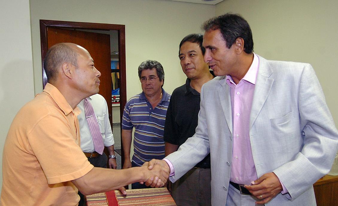 Gaguim e empresários chineses