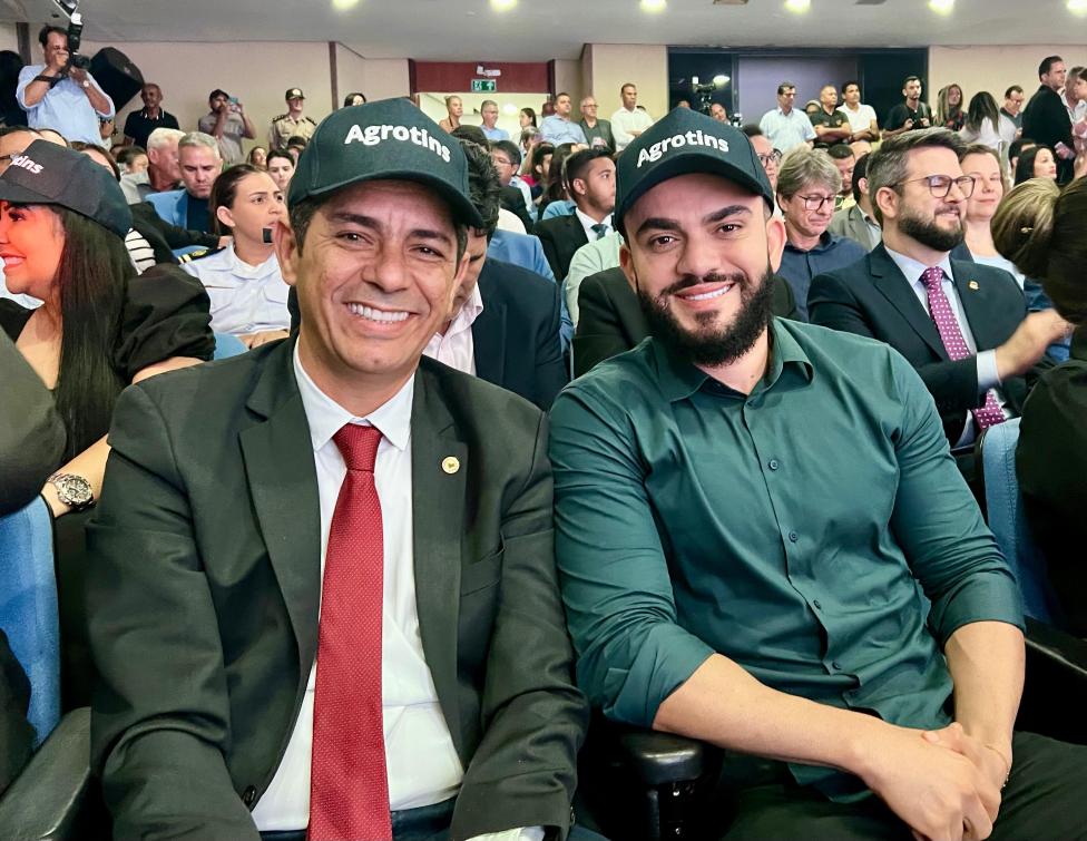 Deputados Léo Barbosa e Valdemar Junior durante o lançamento da Agrotins 2024