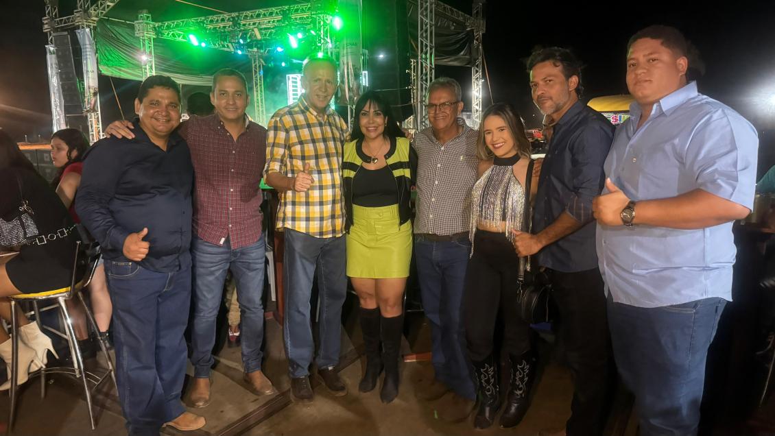 Parlamentar esteve ao lado dos ex-prefeitos do município, Wilson Saraiva e Valdemar Nepomoceno