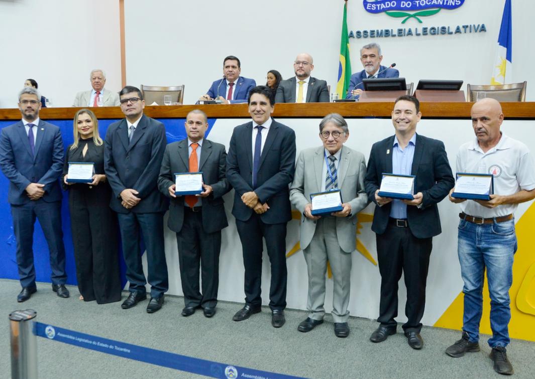 Servidores públicos da Casa e de outros locais receberam placas em homenagens