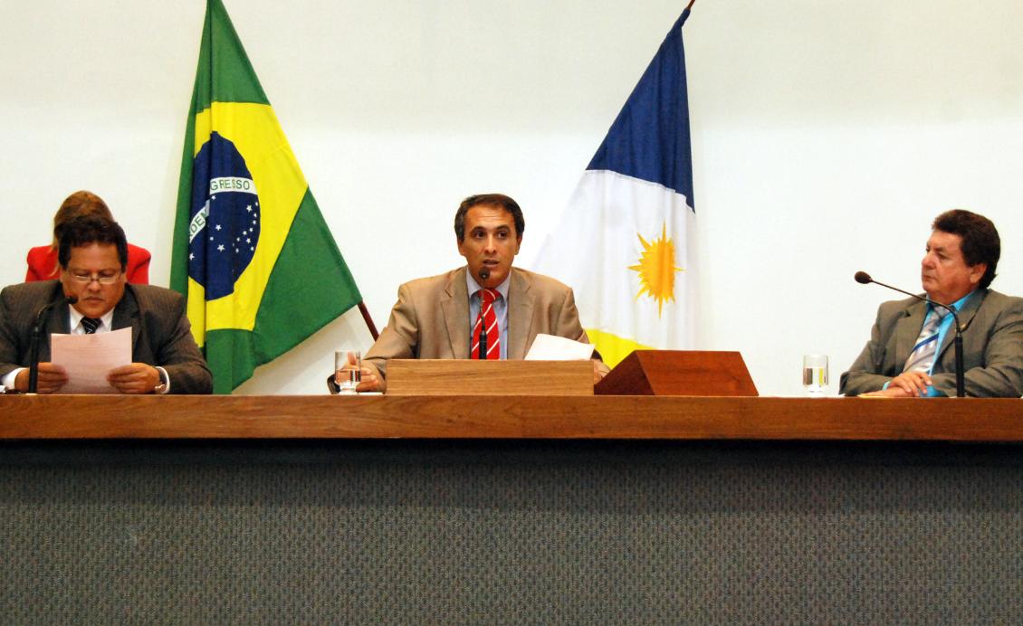 Mesa que presidiu os trabalhos extraordinários Mesa que presidiu os trabalhos extraordinários