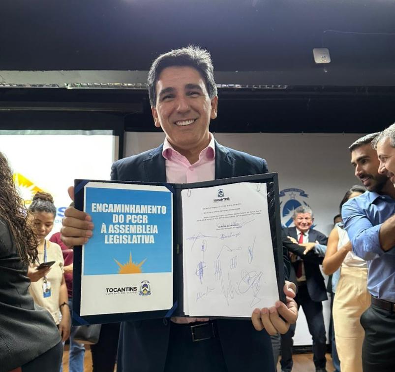 O parlamentar, que também é educador, acompanhou de perto, as principais reivindicações da educação.