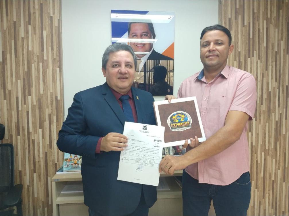 Deputado Jair Farias recebendo convite da V Expoagra de Augustinópolis