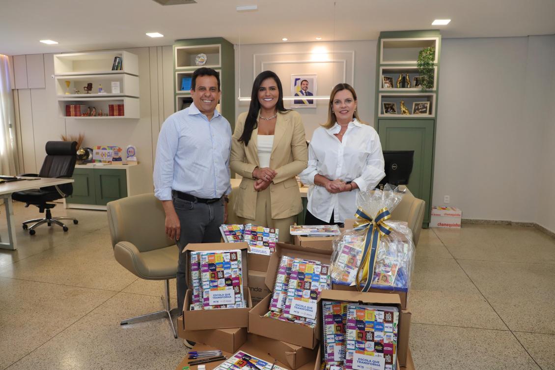 Claudia e primeira-dama entregam material escolar para crianças de Formoso Claudia e primeira-dama entregam material escolar para crianças de Formoso
