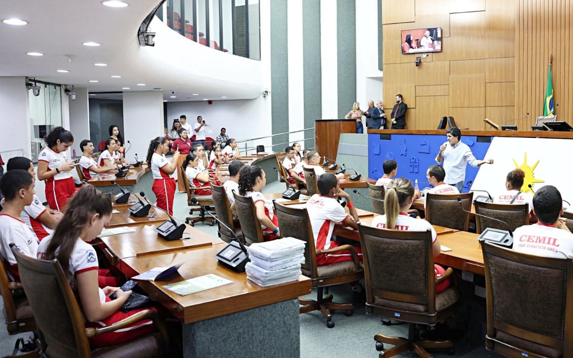 Alunos do CEMIL Prof. Florêncio Aires conheceram de perto o funcionamento do Parlamento tocantinense Alunos do CEMIL Prof. Florêncio Aires conheceram de perto o funcionamento do Parlamento tocantinense
