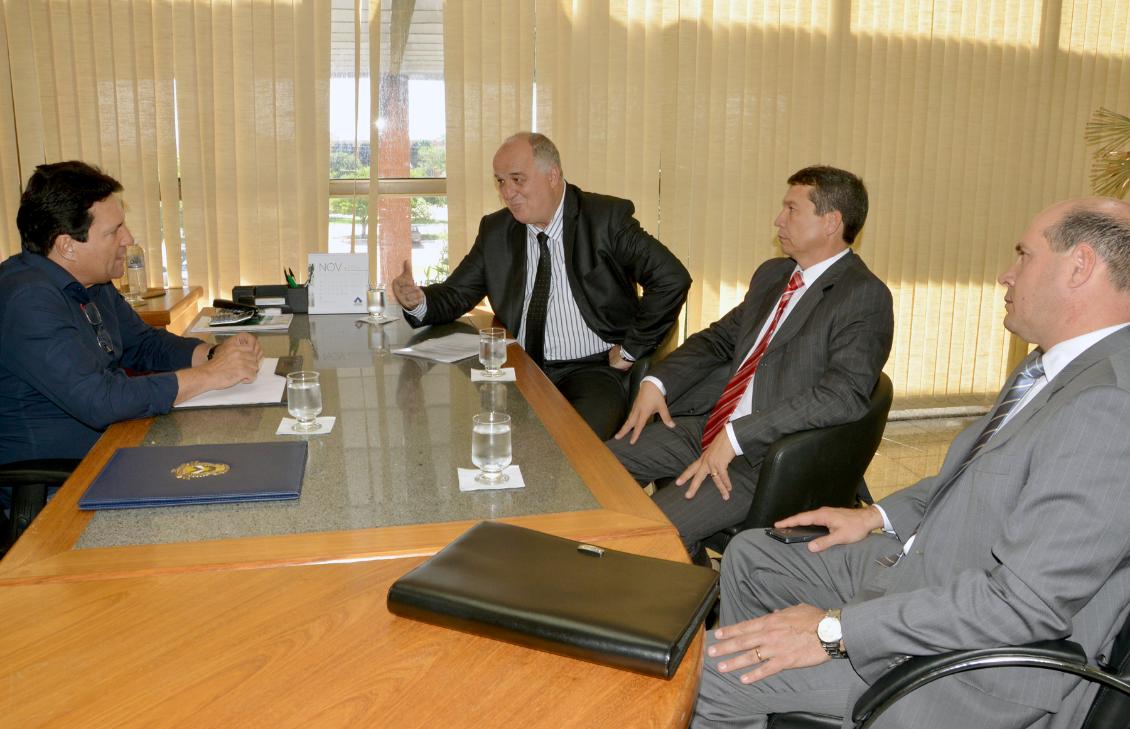 Damaso recebe equipe do novo governo