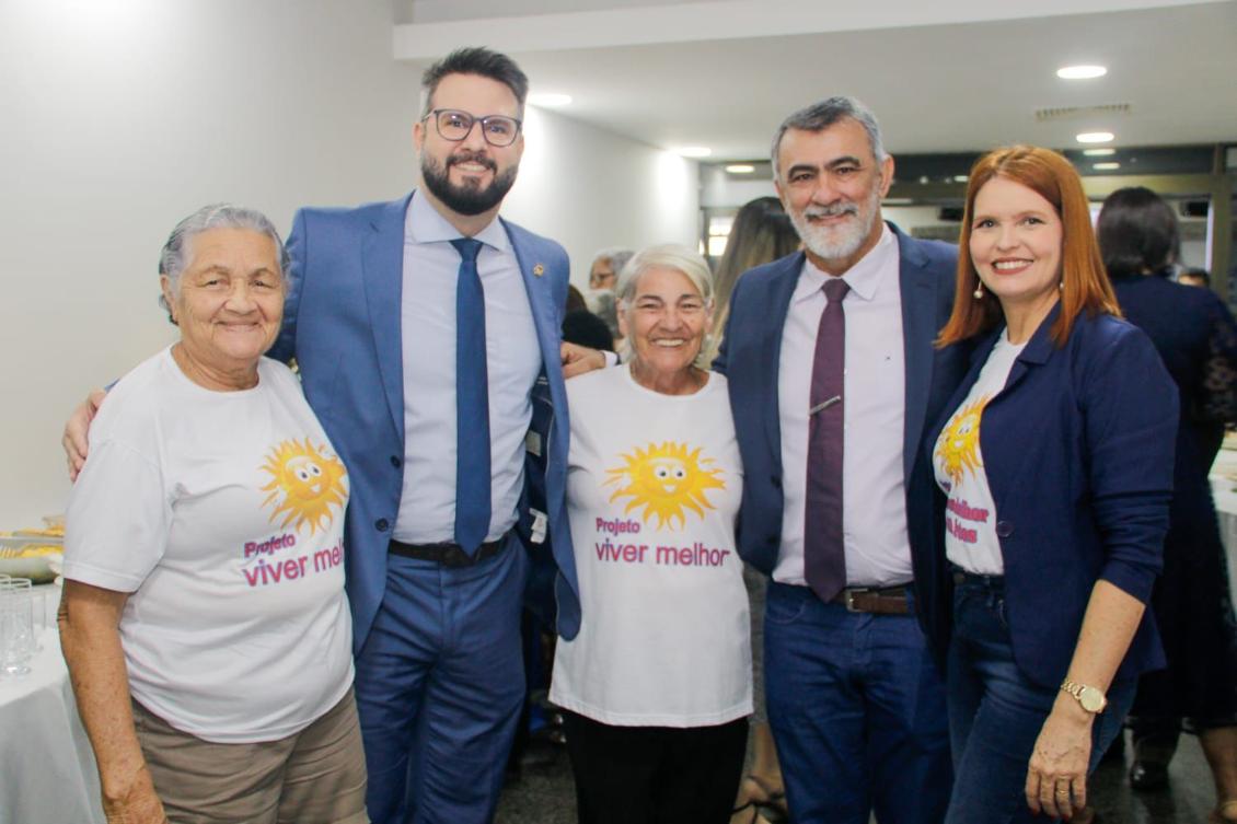 Apoiados pelo deputado Mantoan, idosos têm seus trabalhos expostos no hall da Aleto