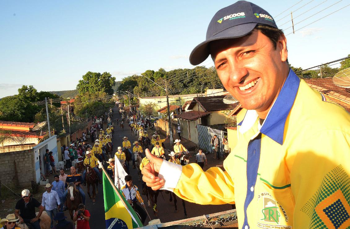 Damaso acena para o povo em Paraíso do Tocantins