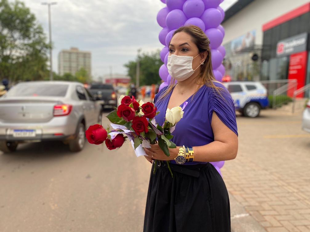 A deputada estadual distribuiu flores com orientações para mulheres durante a blitz A deputada estadual distribuiu flores com orientações para mulheres durante a blitz