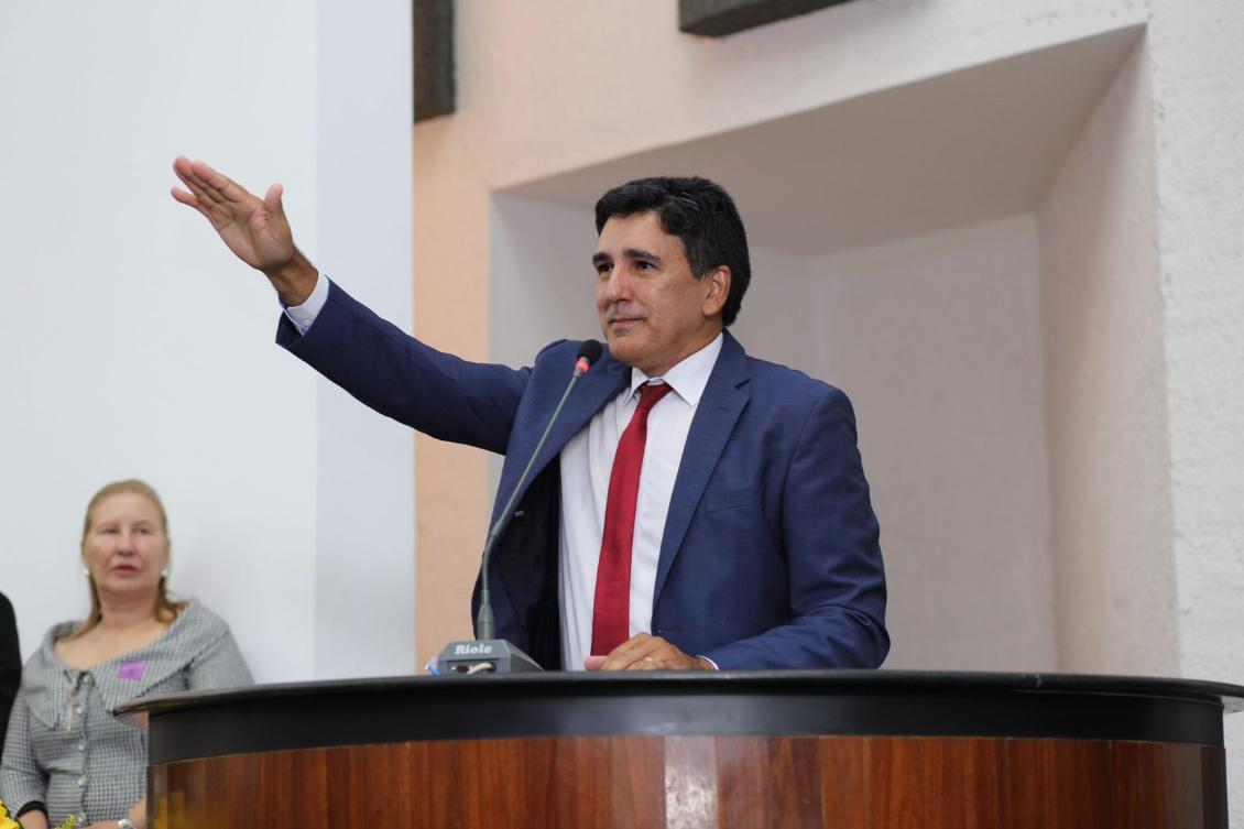 Professor Júnior Geo durante sessão solene de posse dos deputados estaduais.