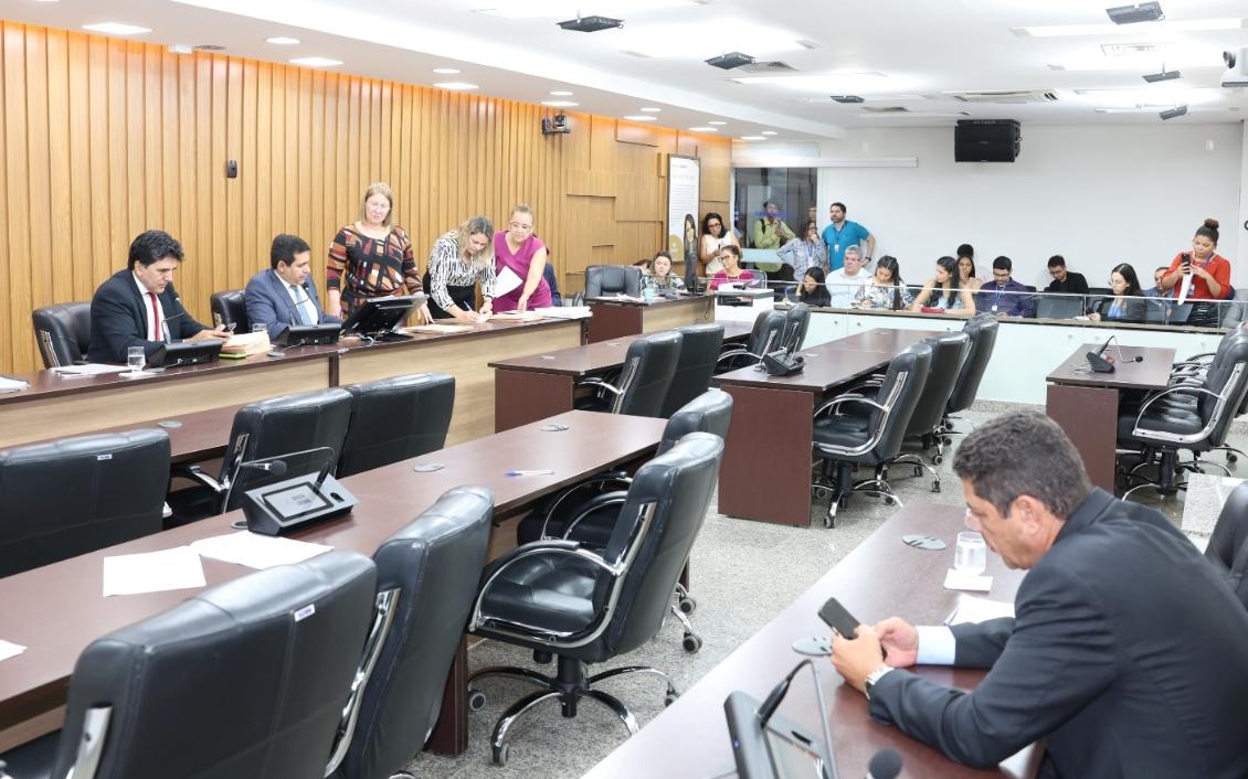 Deputados aprovam projetos na Comissão de Educação Deputados aprovam projetos na Comissão de Educação