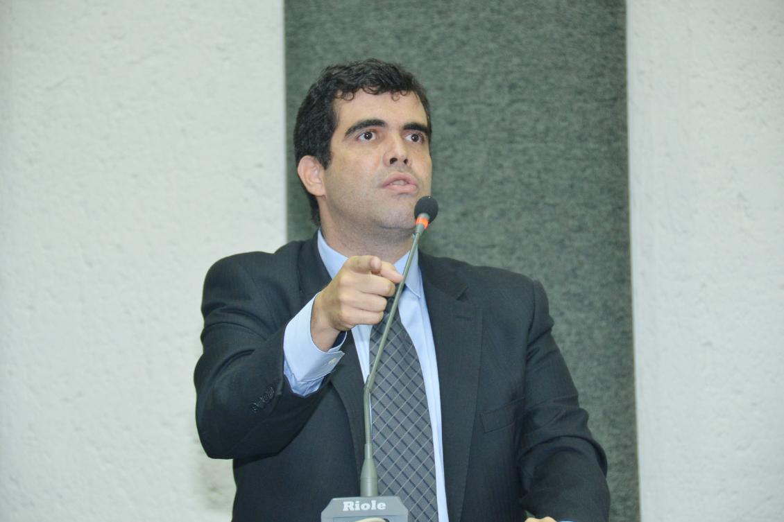 Ayres fez duras críticas à PEC Ayres fez duras críticas à PEC