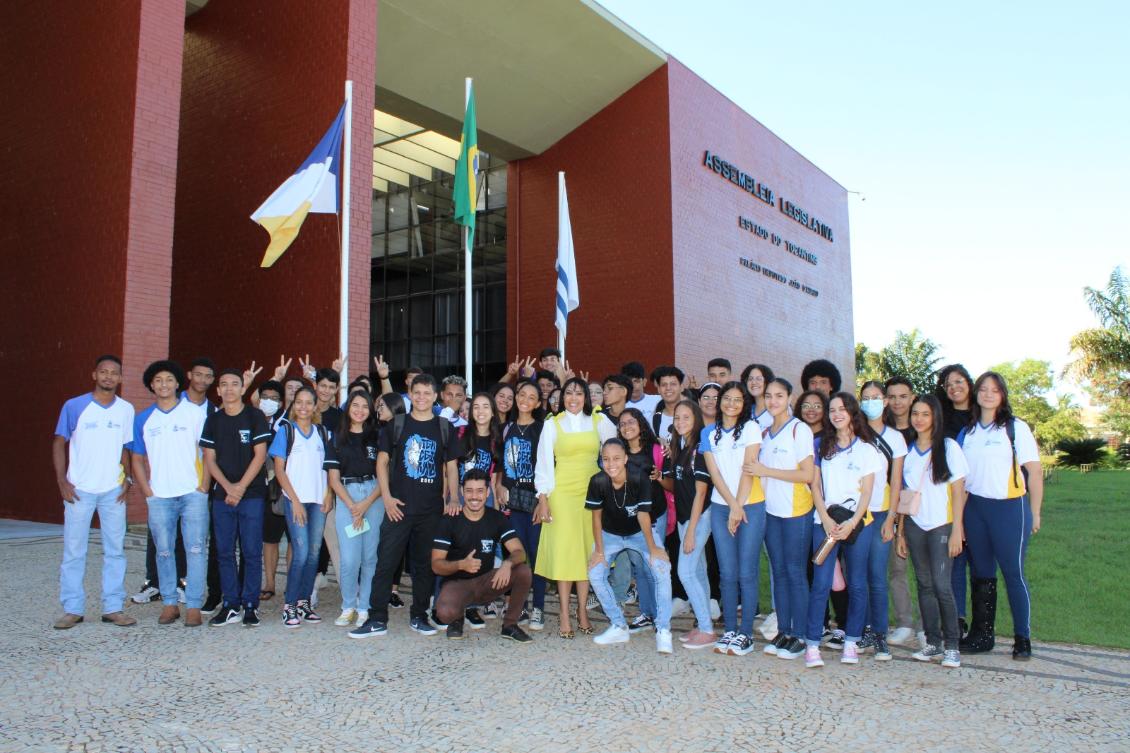 Janad Valcari com estudantes na frente da ALETO