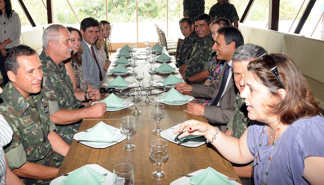 Autoridades e Exército se confraternizam Autoridades e Exército se confraternizam