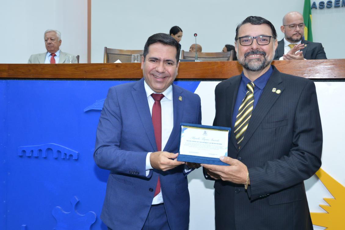 Em homenagem aos servidores públicos, deputado entrega comenda ao veterinário Marcelo Inocente