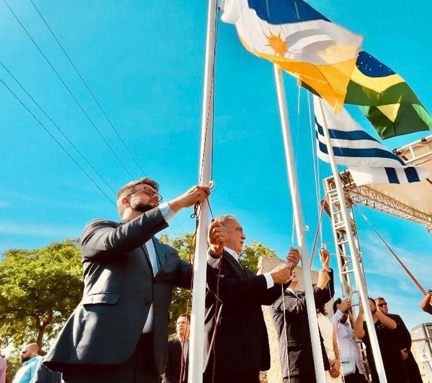Mantoan ao lado do governador em exercício e o prefeito de Palmas
