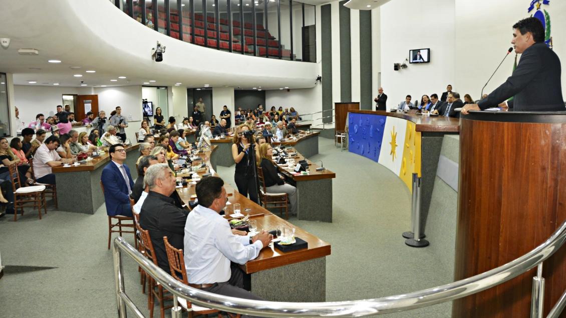 Sessão homenageou 24 personalidades da educação